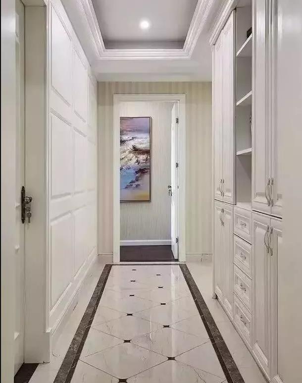 有条件的,可以在柜中插入一个鱼缸,布置成水景.