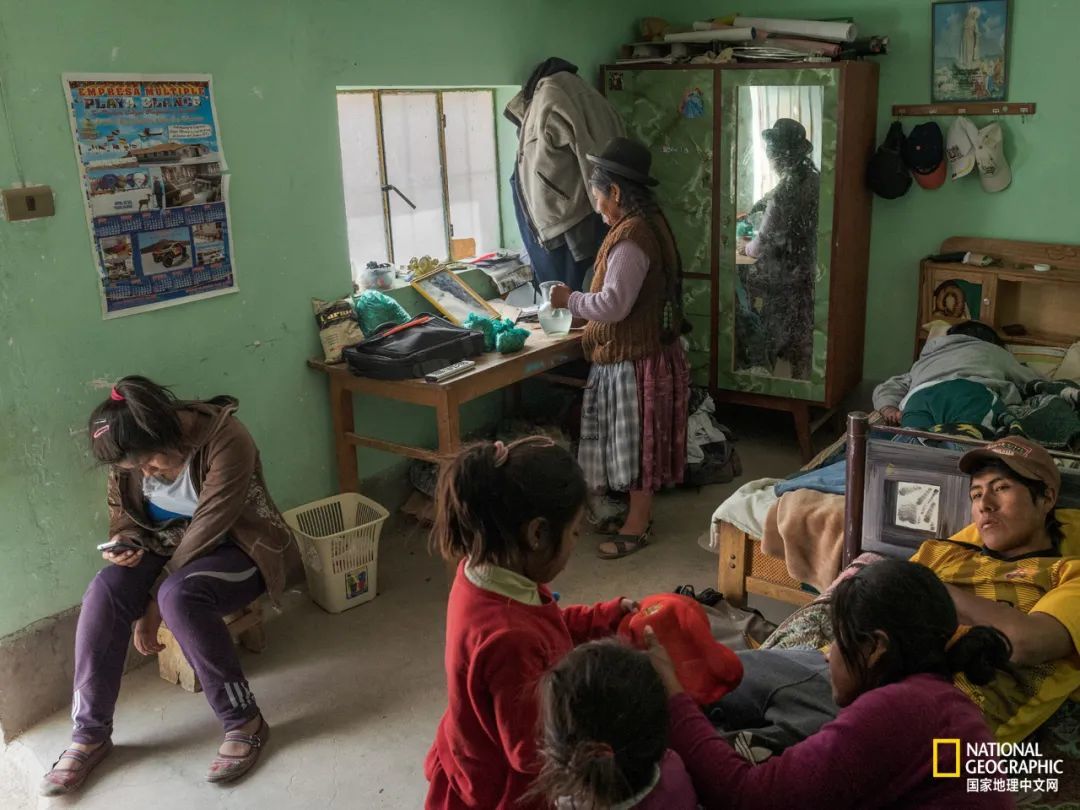玻利维亚乌尤尼盐沼北部边缘，这个家庭一家三代生活在单间平房里。与这一地区的许多艾马拉原住民一样，他们依靠从一小块盐沼上采盐为生，常在烈日疾风下每天工作12小时。