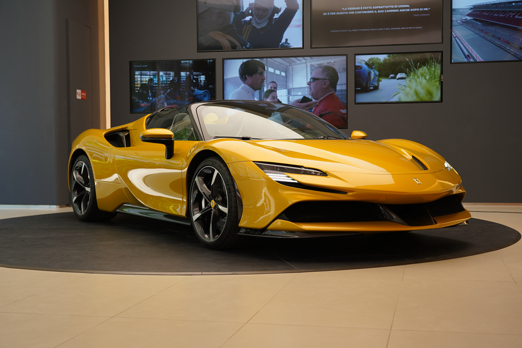 体验法拉利sf90 spider,千匹马力敞篷混动超跑,2.5秒可破百__凤凰网