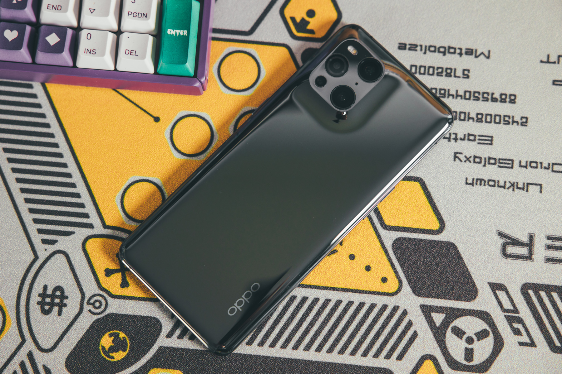 oppo find x3 pro提供了type-c耳机,充电器,手机壳三大配件,以及出厂