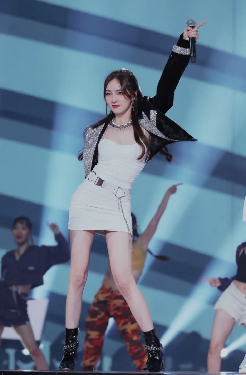 孟佳一个被唱跳耽误的美妆博主