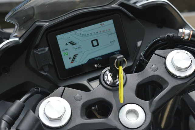 国产小排量双缸跑车新标杆 qjmotor赛350双碟版实拍