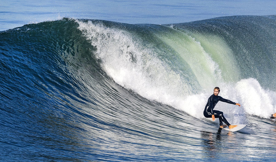 美国冲浪者飞跃海上 激流勇进_凤凰网