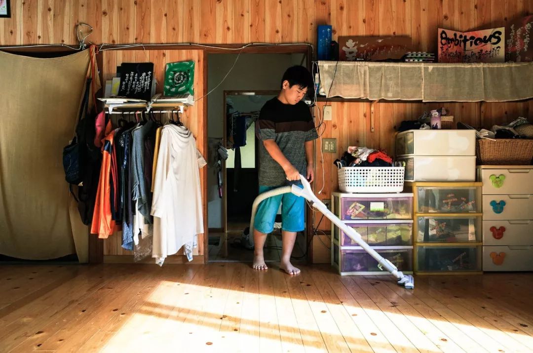 < 裕子与前夫所生的儿子 现在也跟西山姓 西山凉英 >