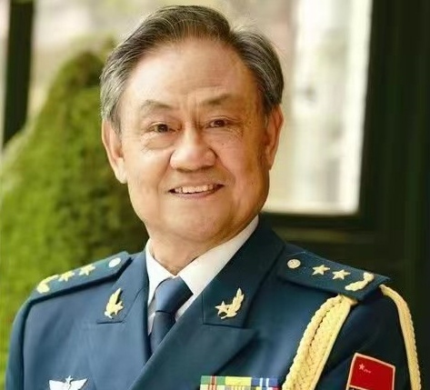 济南军区空军司令员郭玉祥中将为军品大王签名点赞他传承延安精神