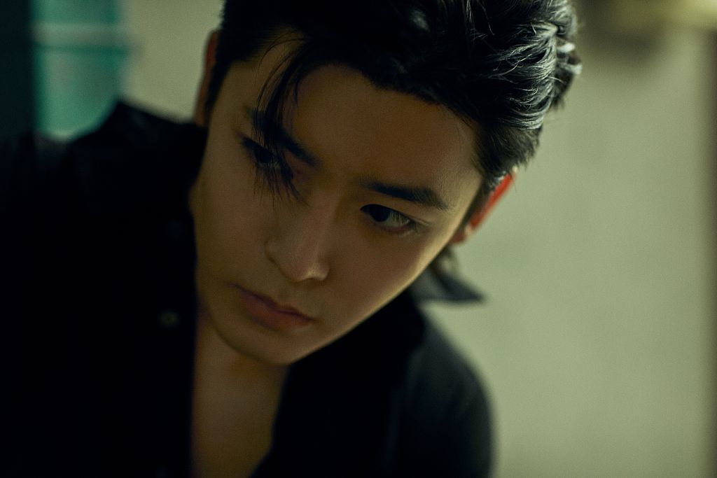 侯明昊黑白色调写真氛围感十足眼神深邃幽沉故事感满满