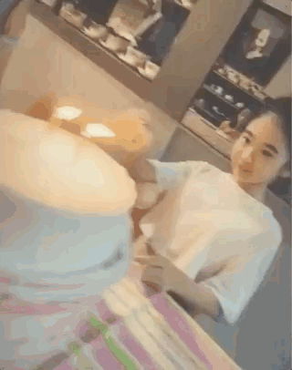 曹格为11岁女儿庆生 Grace眼神灵动颜值逆袭