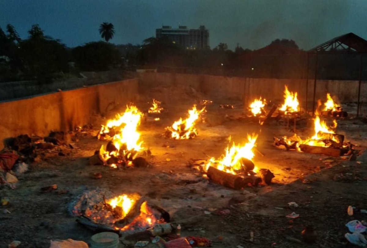 21车新冠死者骨灰,和牛粪搅在一起盖公园!印度人的操作惊世骇俗