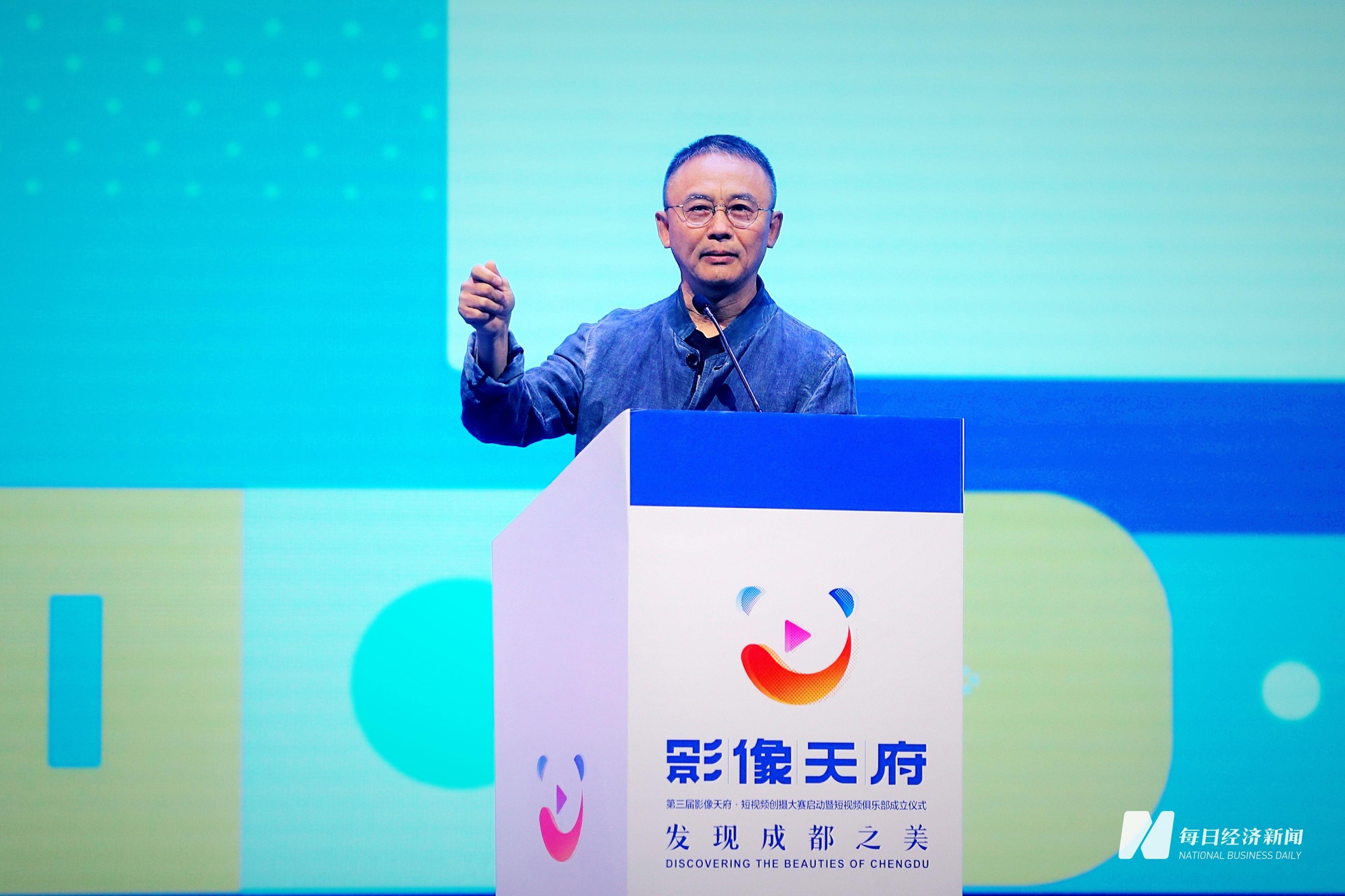中国著名导演尚敬:成都的美不用去发现,因为它到处都是_凤凰网