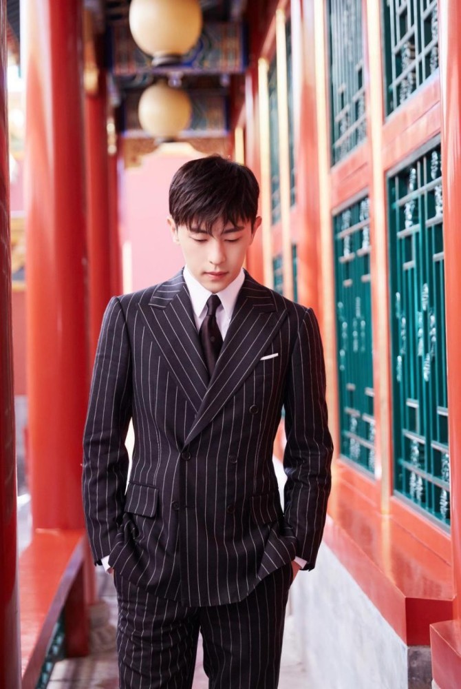 不得不说邓伦真会穿,"土色格纹"都能驾驭了