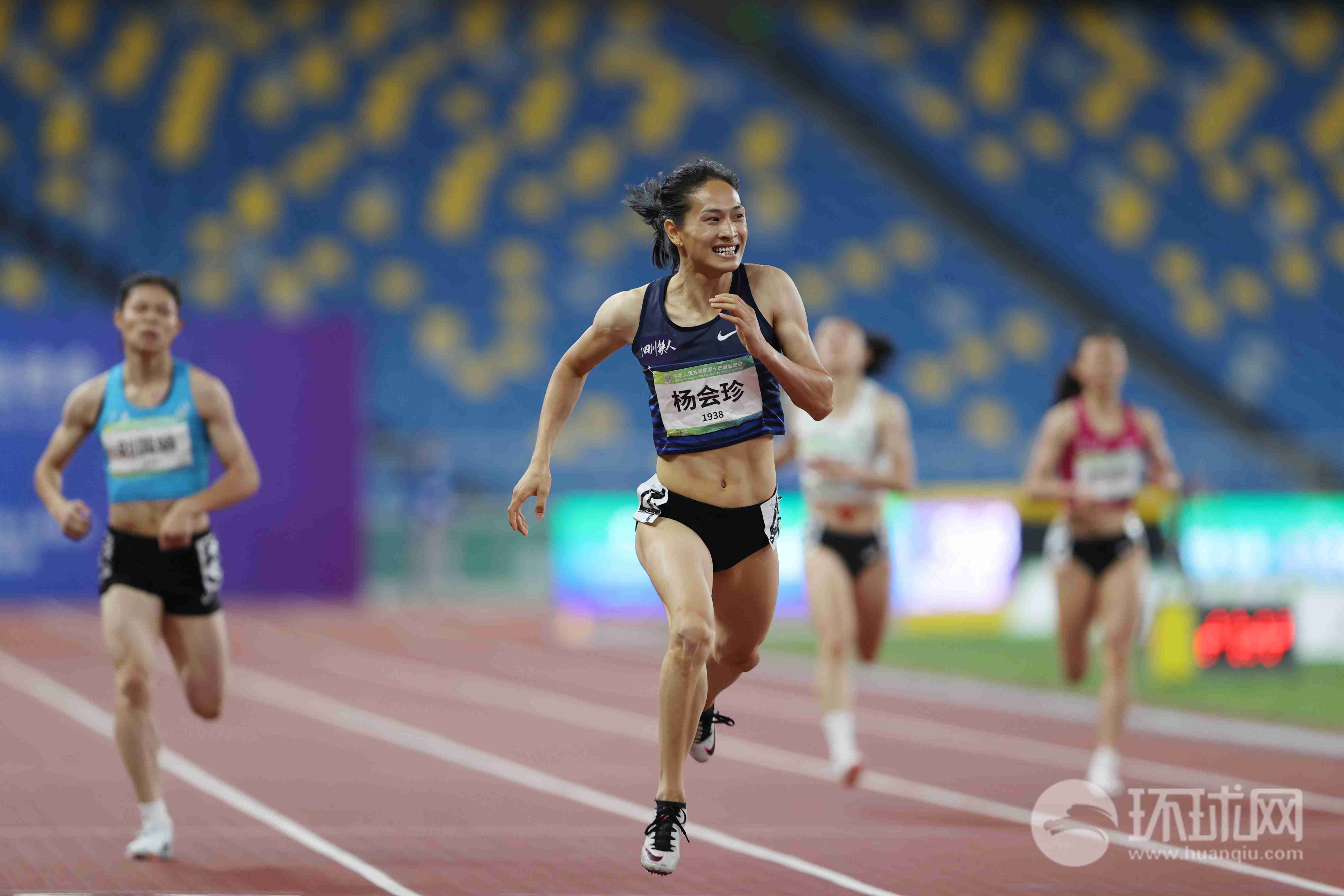9月21日,陕西西安。第十四届全运会女子400决赛落下帷幕,四川选手杨会珍51秒63夺得冠军,安徽名将王春雨收获银牌。崔萌 摄