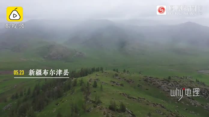 冬夏同框！新疆草原边出太阳边下雪，山峦两侧呈现截然不同美景