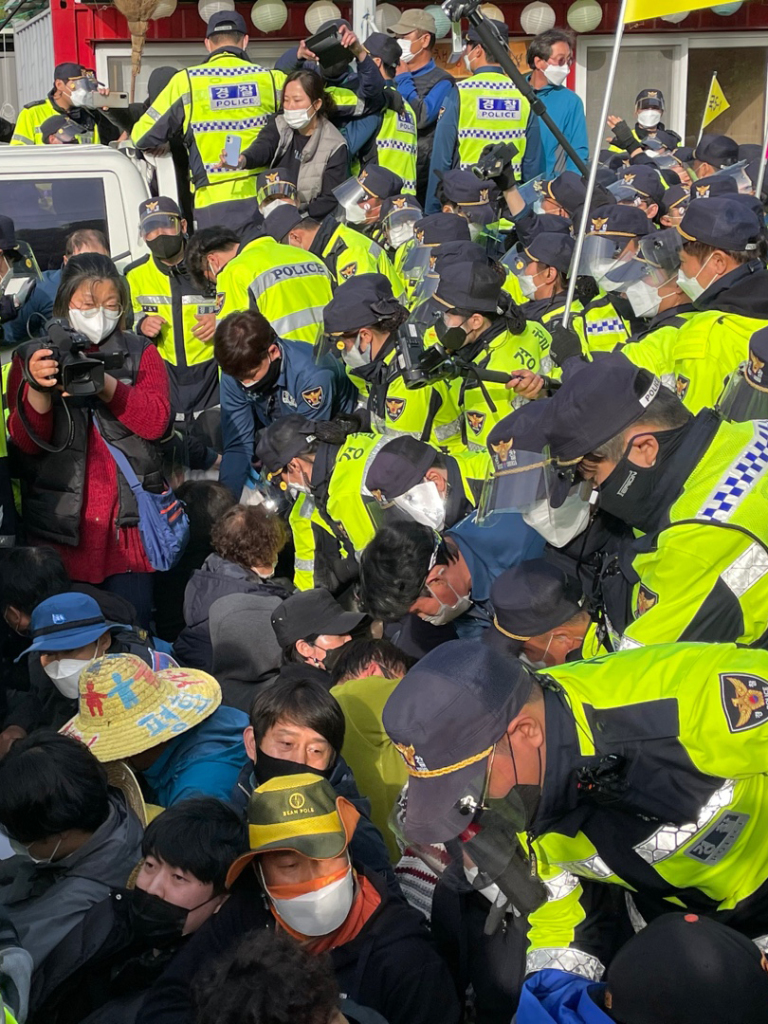 韩国反萨德民众与上千警察爆发冲突建人墙拦军车多人受伤