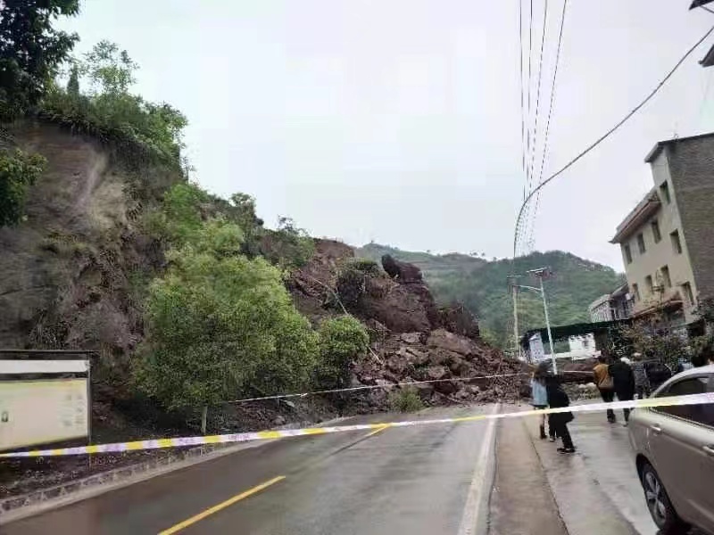 国道G348线南溪镇一路段山体塌方造成交通中断