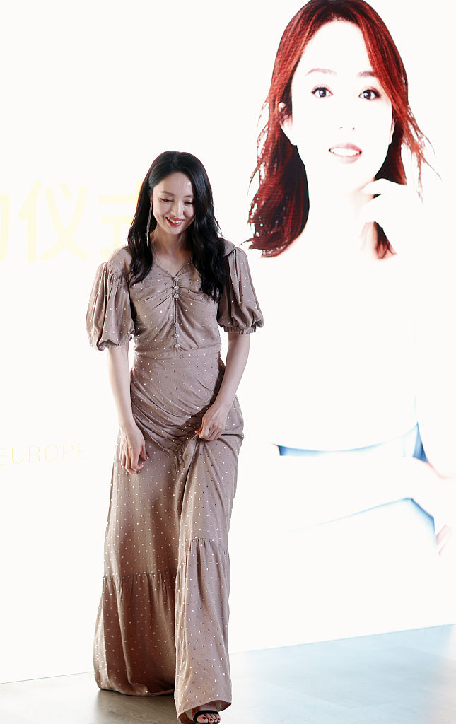 董璇官宣代言优雅亮相 披肩发配亮钻长裙温柔大气_凤凰网娱乐_凤凰网