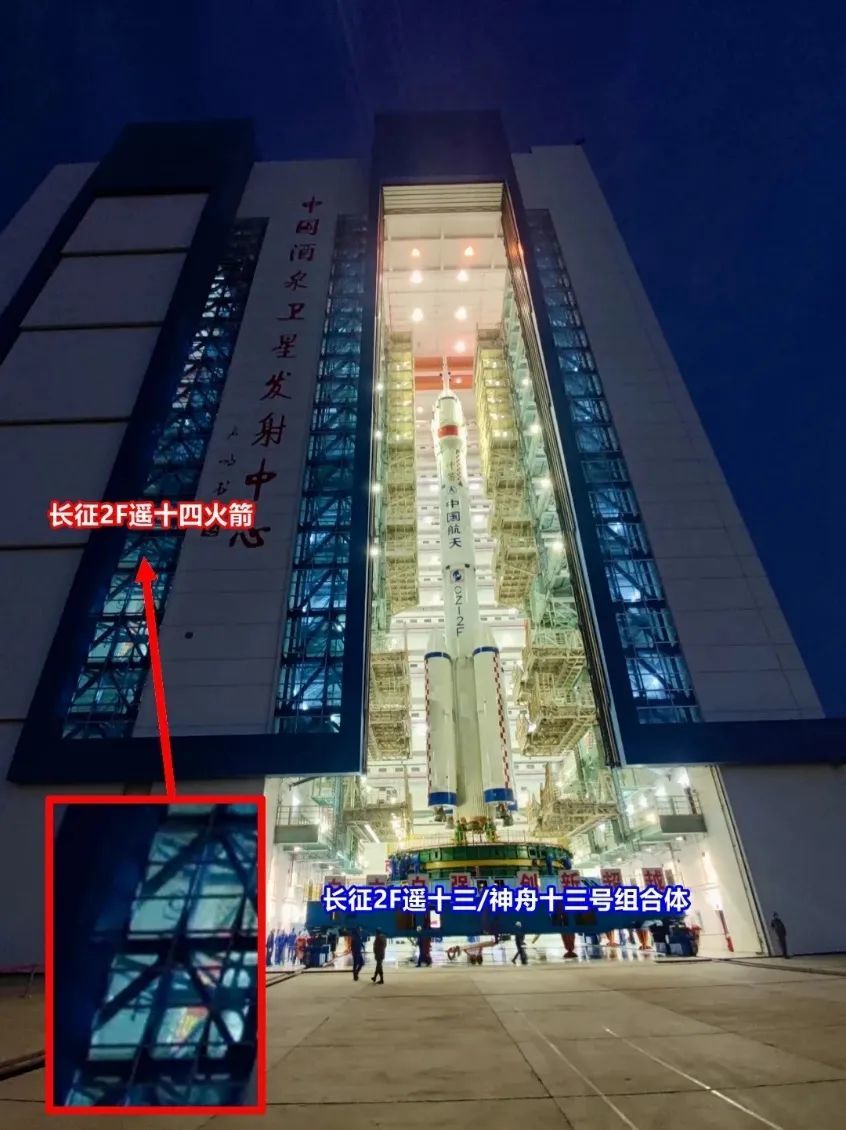 神舟十三号转运时，发射神舟十四号的长二F遥十四火箭已在隔壁厂房内值班待命 | 简彬 摄
