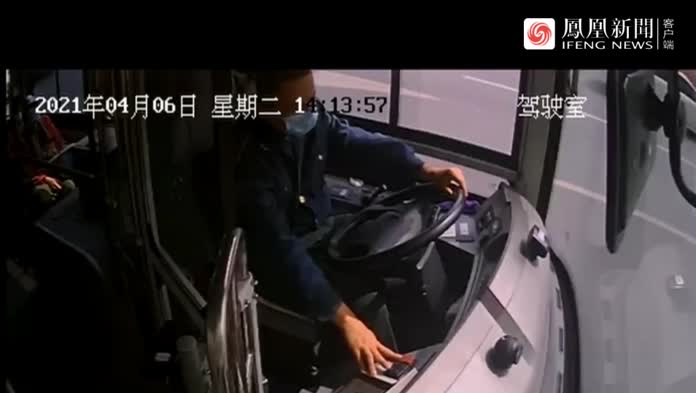 合肥公交121路驾驶员李彪晕倒前停稳车辆救下一车乘客