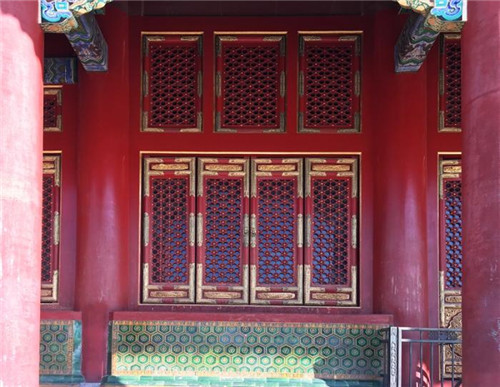 在周乾眼中,太和殿的"装修"更是集奢侈与豪华于一体,不仅是古代宫殿