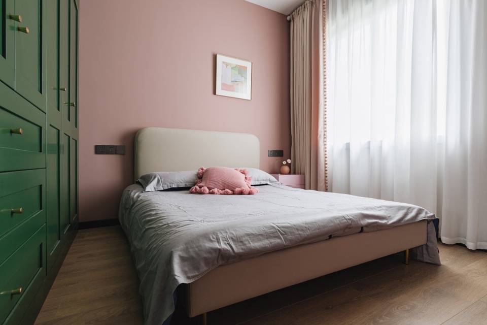 秦珊珊作品:一家三口128㎡复古家,红绿撞色风格混搭,浪漫且甜