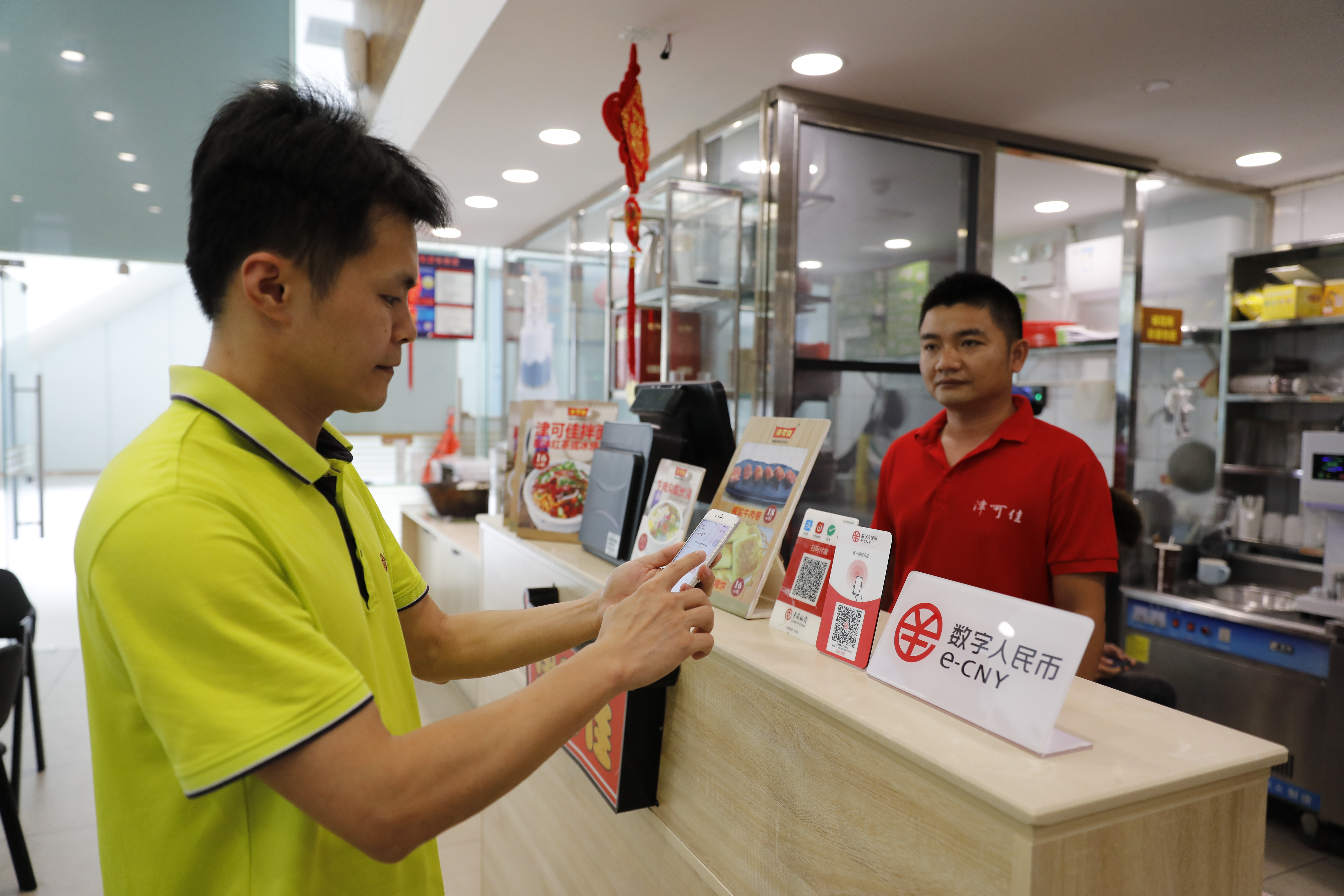 4月18日，博鳌乐城国际医疗旅游先行区内，消费者通过手机终端向商家支付数字人民币。新华社记者吴茂辉摄