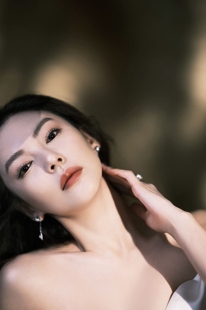 张雨绮戴3克拉大钻戒指超霸气穿鱼尾裙美成人鱼仙子