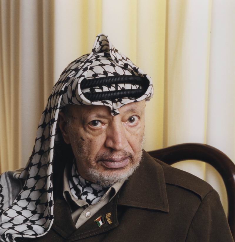 阿拉法特穿着他标志性的渔网头巾(kaffiyeh)。