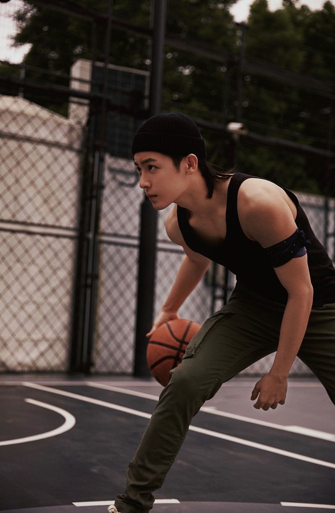 侯明昊化身街头篮球少年造型痞帅穿黑色背心大秀肌肉线条