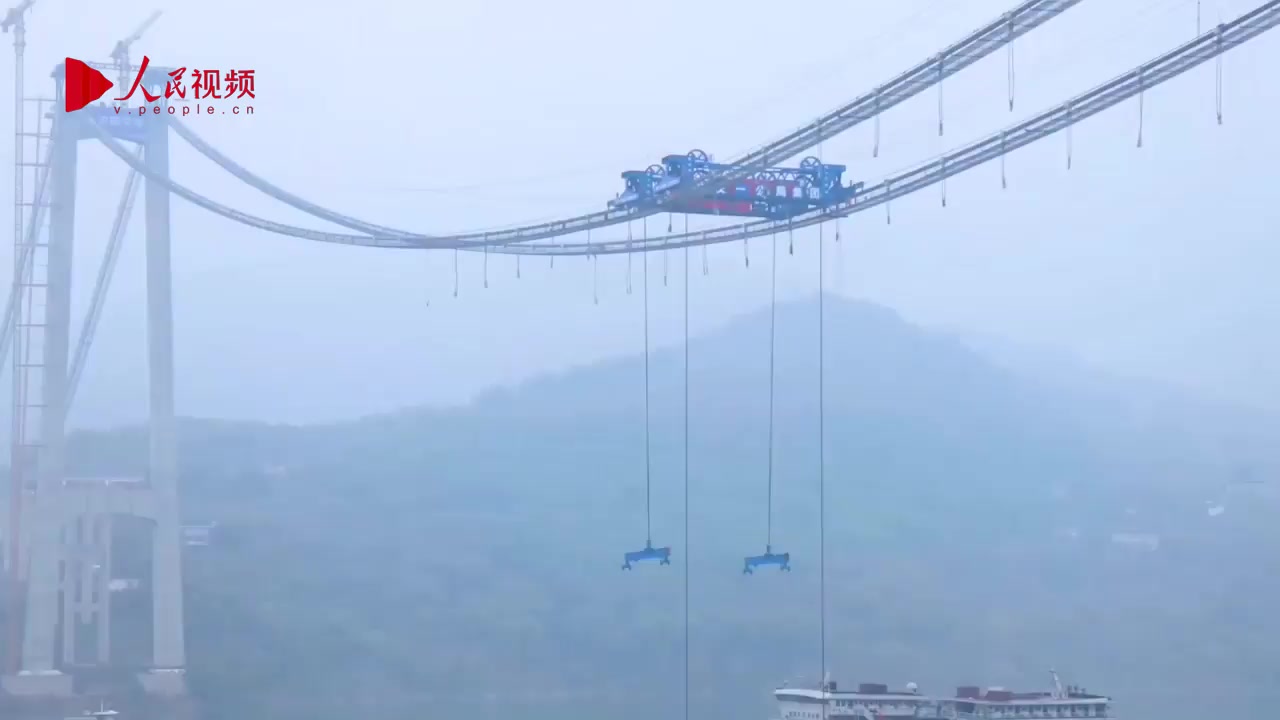百吨钢梁起吊！重庆在建最大跨径桥梁开始桥面施工