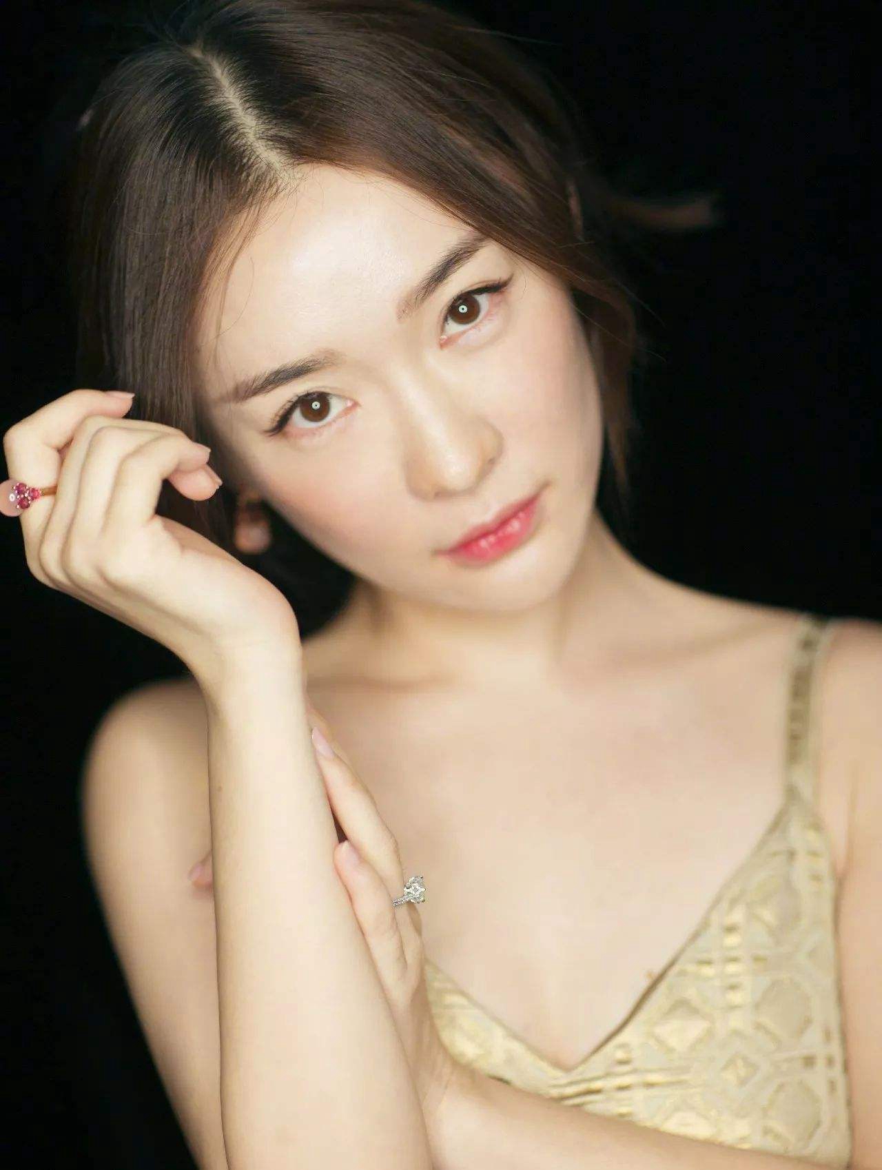 2008年在热播剧《艰难爱情》中饰演林雨馨一角.