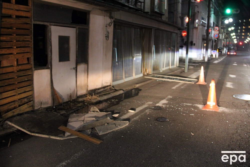 福岛市路边的建筑物墙体脱落。图源:欧洲新闻图片社(epa)