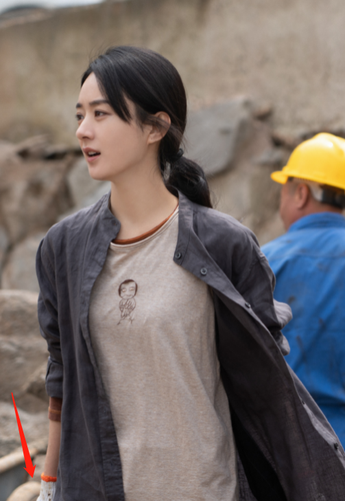 赵丽颖演"农村妇女"太敬业!双手挖土不带手套,指甲缝里都是泥__凤凰网