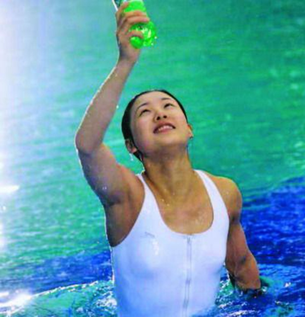 现年42岁的伏明霞成名于90年代,她多次在跳水比赛中获得金牌,被大众称