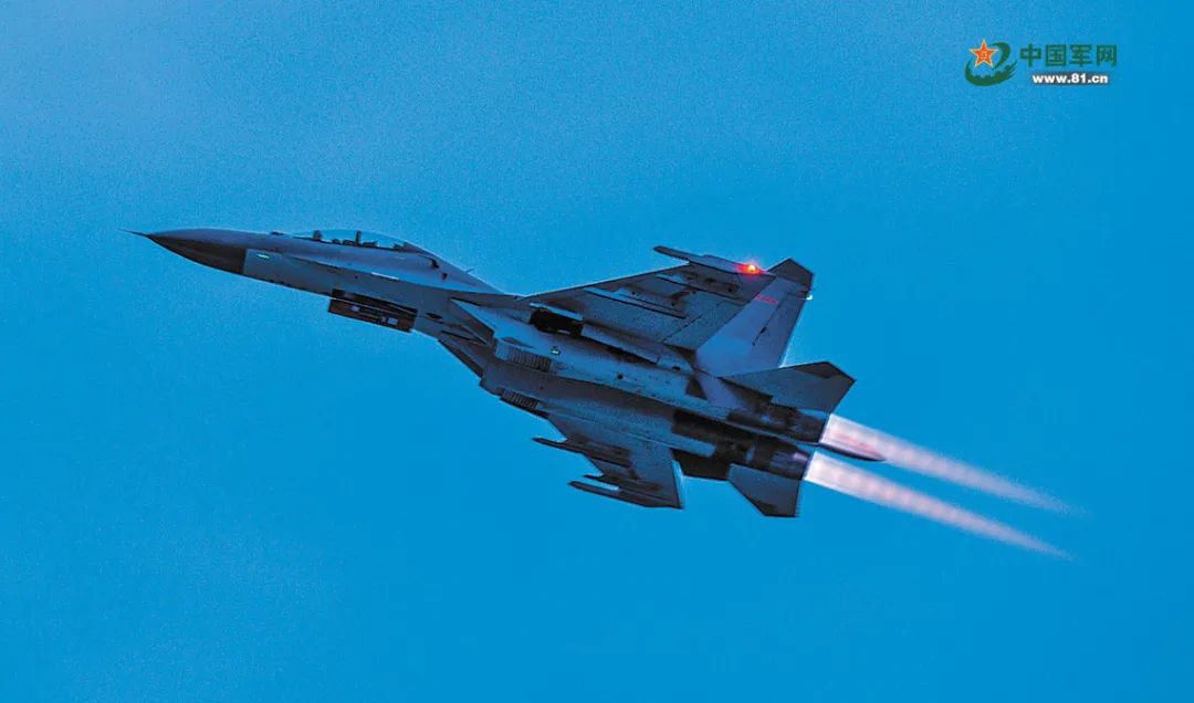 专攻精练!一场跨昼夜飞行训练正在紧张进行__凤凰网