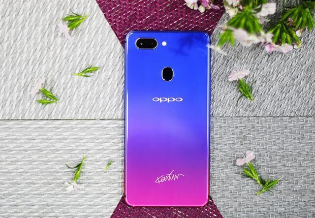 你知道手机"科技"流行的颜色是什么吗?就是:"渐变色"!