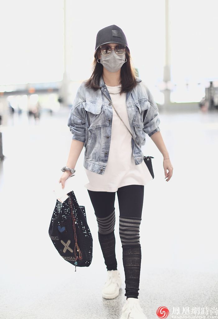 薛佳凝穿白t外搭牛仔夹克 手拎网兜包轻松休闲__凤凰网