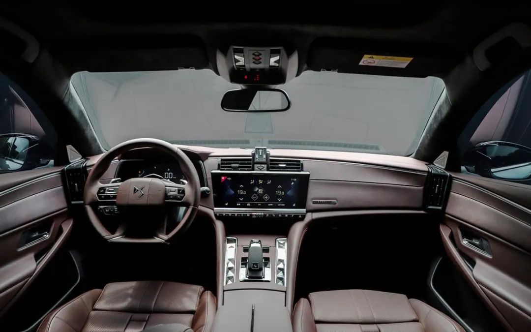 ds9在内饰设计上较为简约,中控台配备大尺寸的液晶中控屏和全液晶仪表