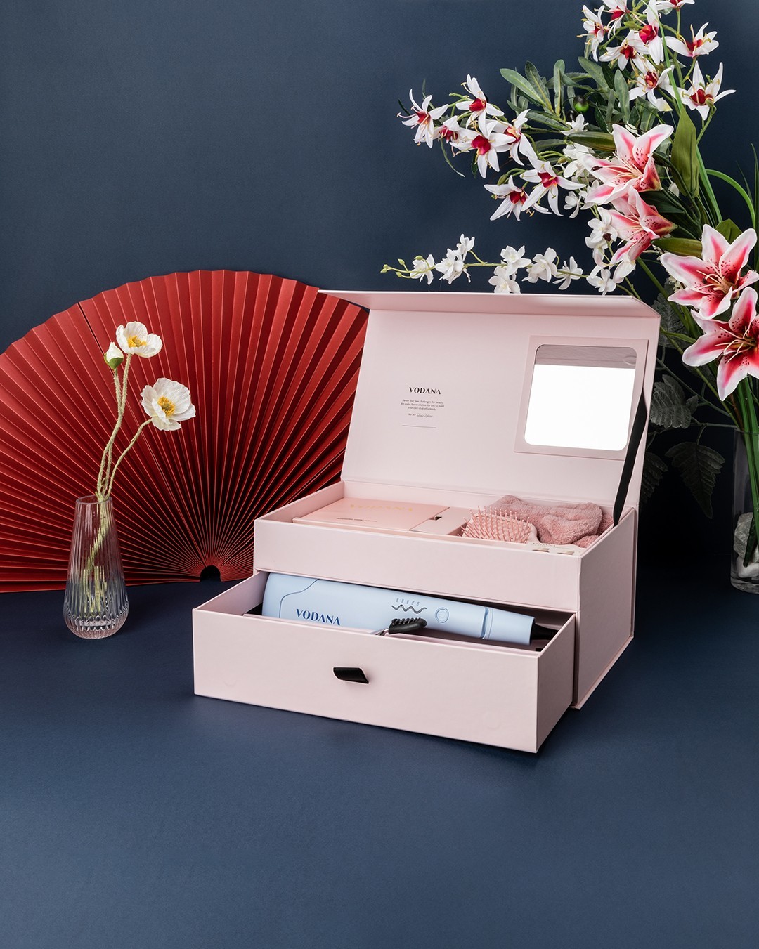 粉色外观诠释品牌力礼盒的主题是奢宠双层抽屉式开盒方式如剧场