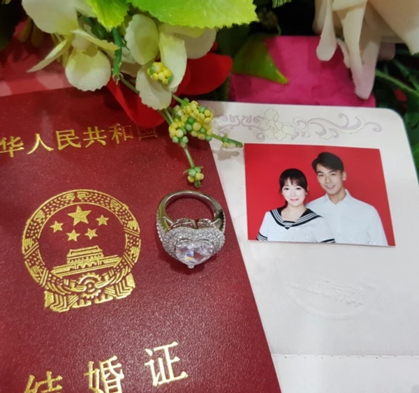 第一渣女复出艳压ab的整容模板还被小9岁高富帅宠上天