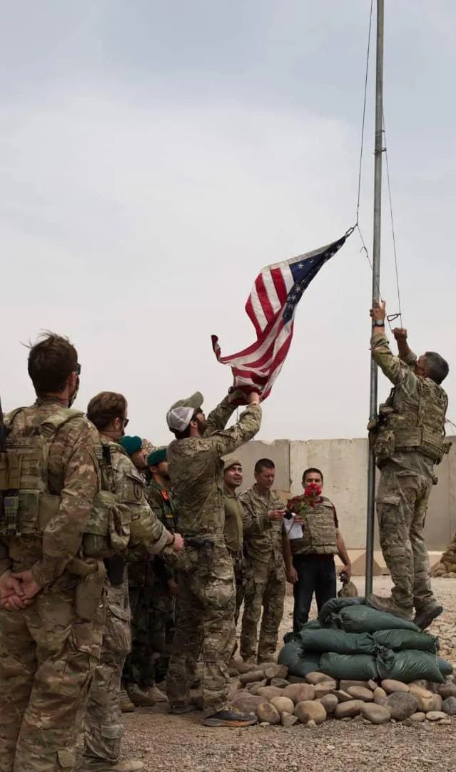 On May 2, US soldiers lowered the American flag at a military base in Helmand Province, Afghanistan.  Published by Xinhua News Agency (Photo courtesy of the Ministry of Defense of Afghanistan)