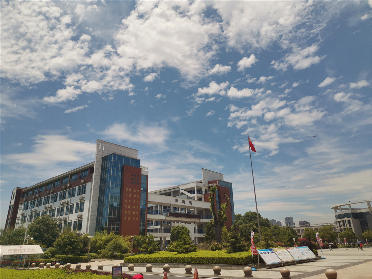 美丽吉安:蓝天白云下的白鹭洲中学(城南校区)__凤凰网