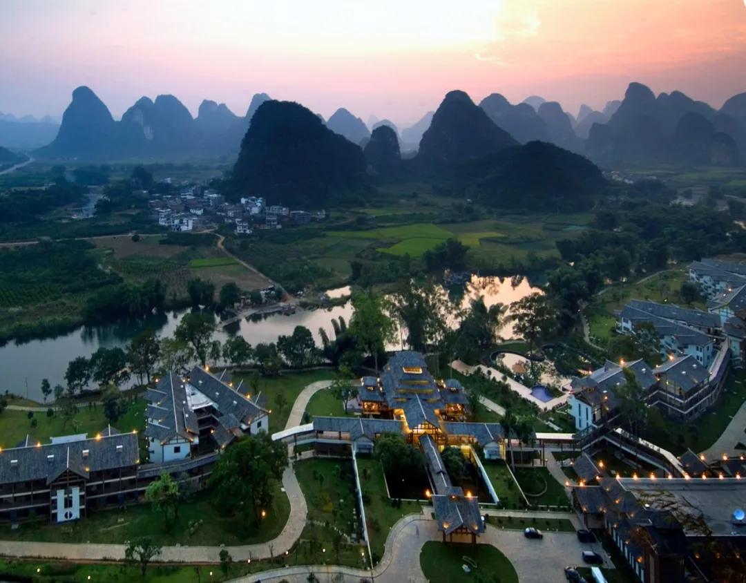 阳朔山畔度假酒店位于桂林阳朔十里画廊的中心地带,美丽的遇龙河畔.