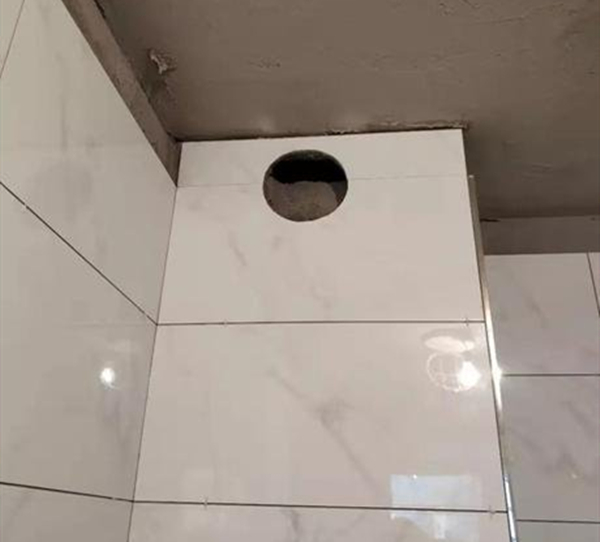 烟道上的瓷砖我们已经贴到顶了,而且已经开好了一个18厘米的圆孔,不