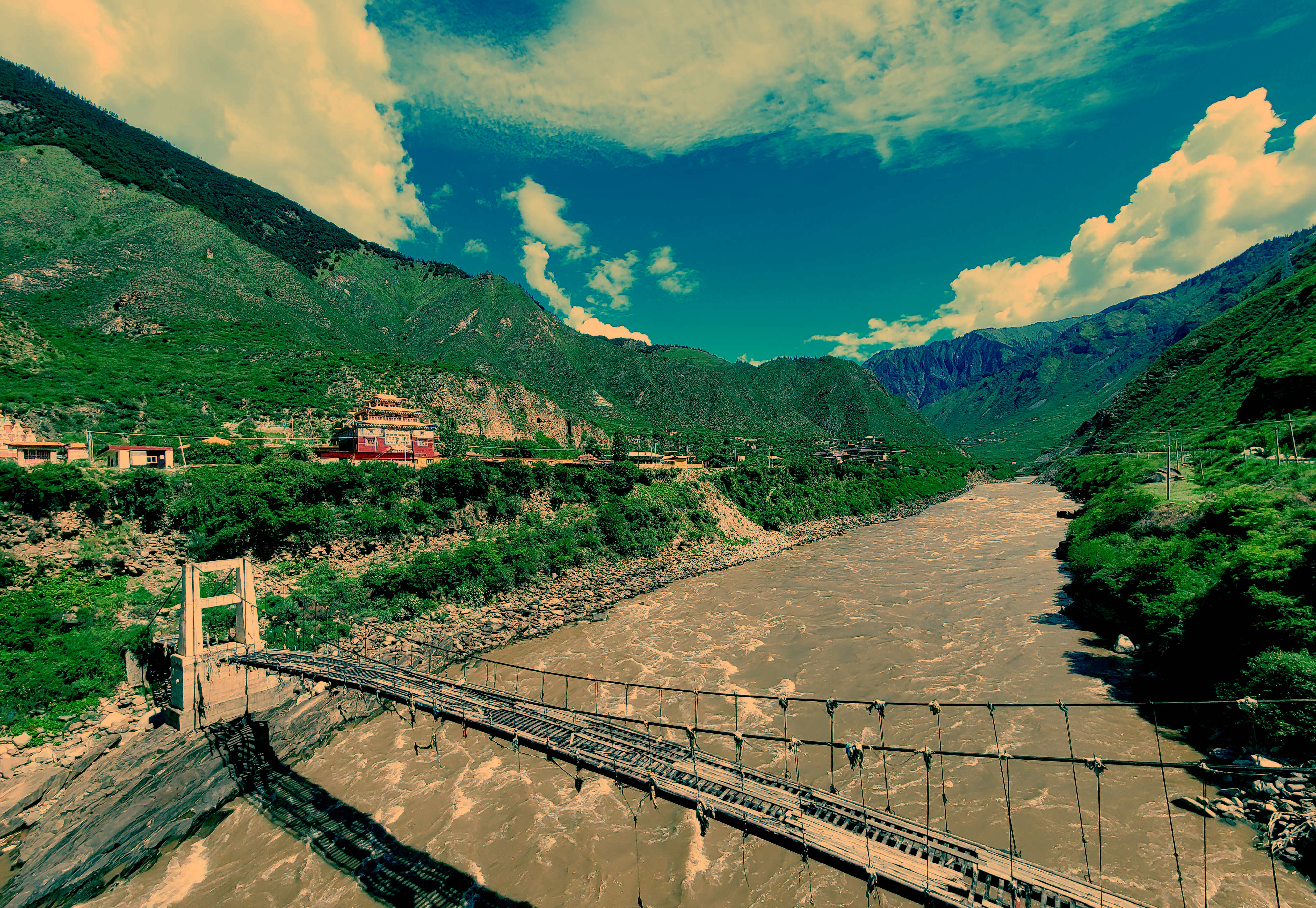 夏日清凉,美丽的巴塘晴空万里,天很蓝白云朵朵,你想去看看吗?