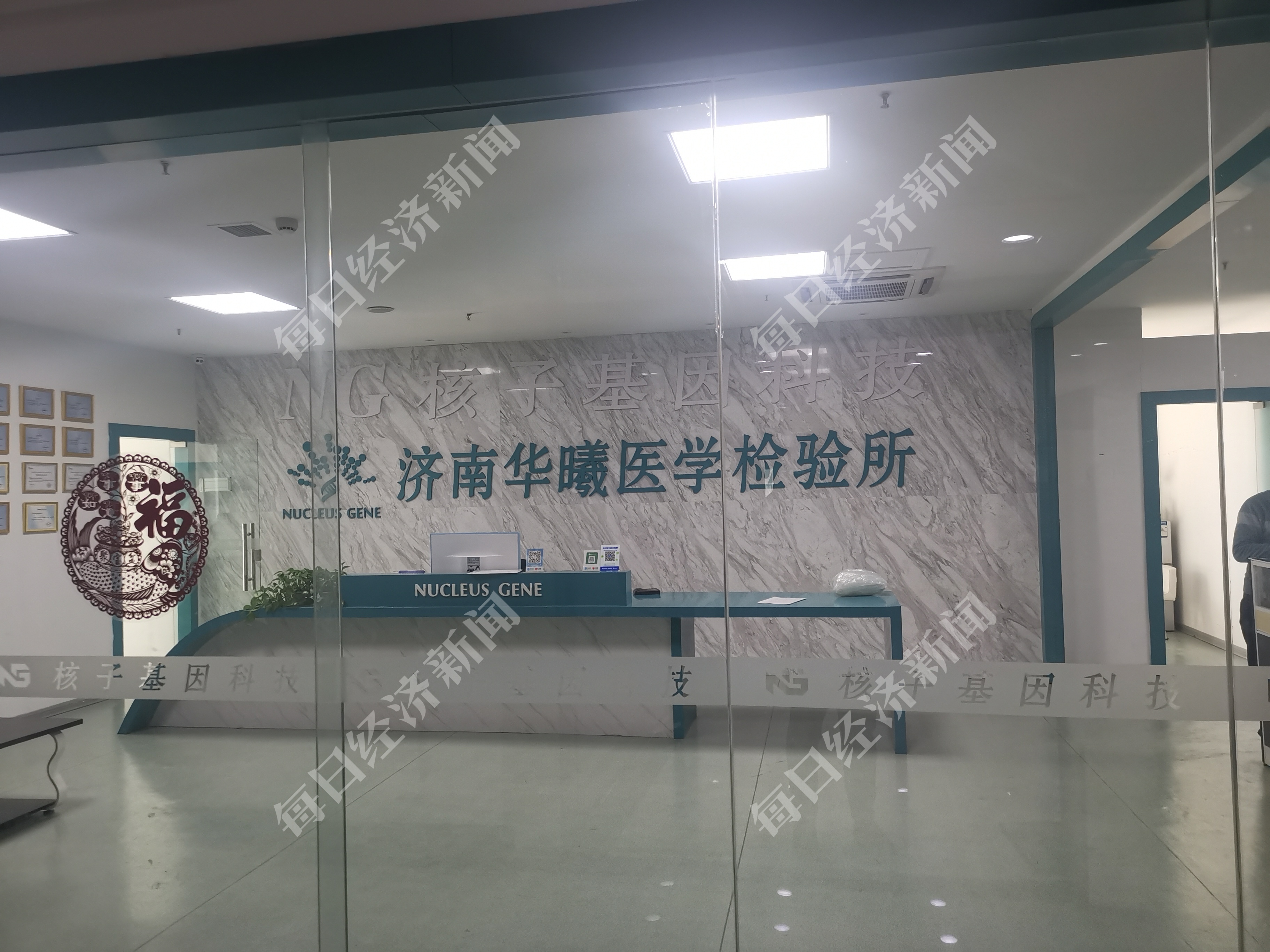 得知记者采访来意，济南华曦方面迅速关闭了玻璃门，多位出入的人员称不是企业员工 图片来源：每经记者 彭斐 摄