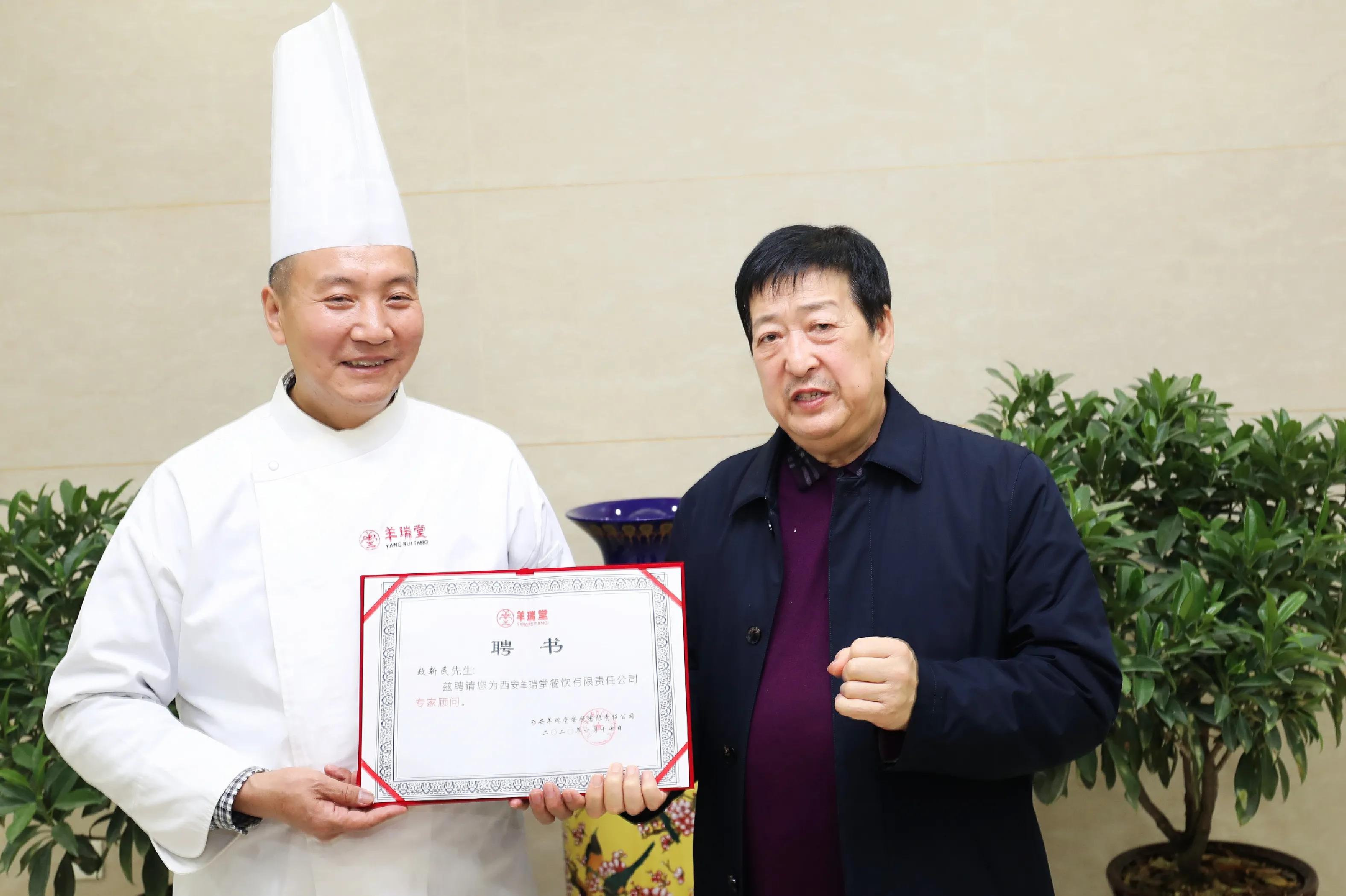 国家级裁判员,首批资深级注册中国烹饪大师,陕西烹饪餐饮行业协会名厨