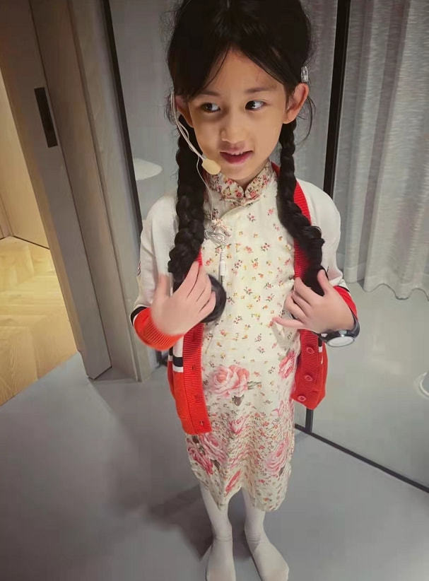 黄磊妻子孙莉晒8岁小女儿近照多妹穿旗袍扎麻花辫甜美可爱