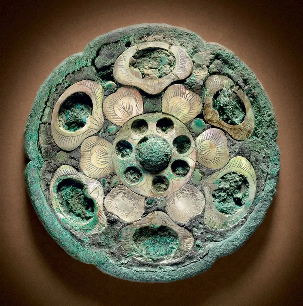 秦汉时期,人们利用贝壳与金属结合,制成动物造型的席镇使用,这种对