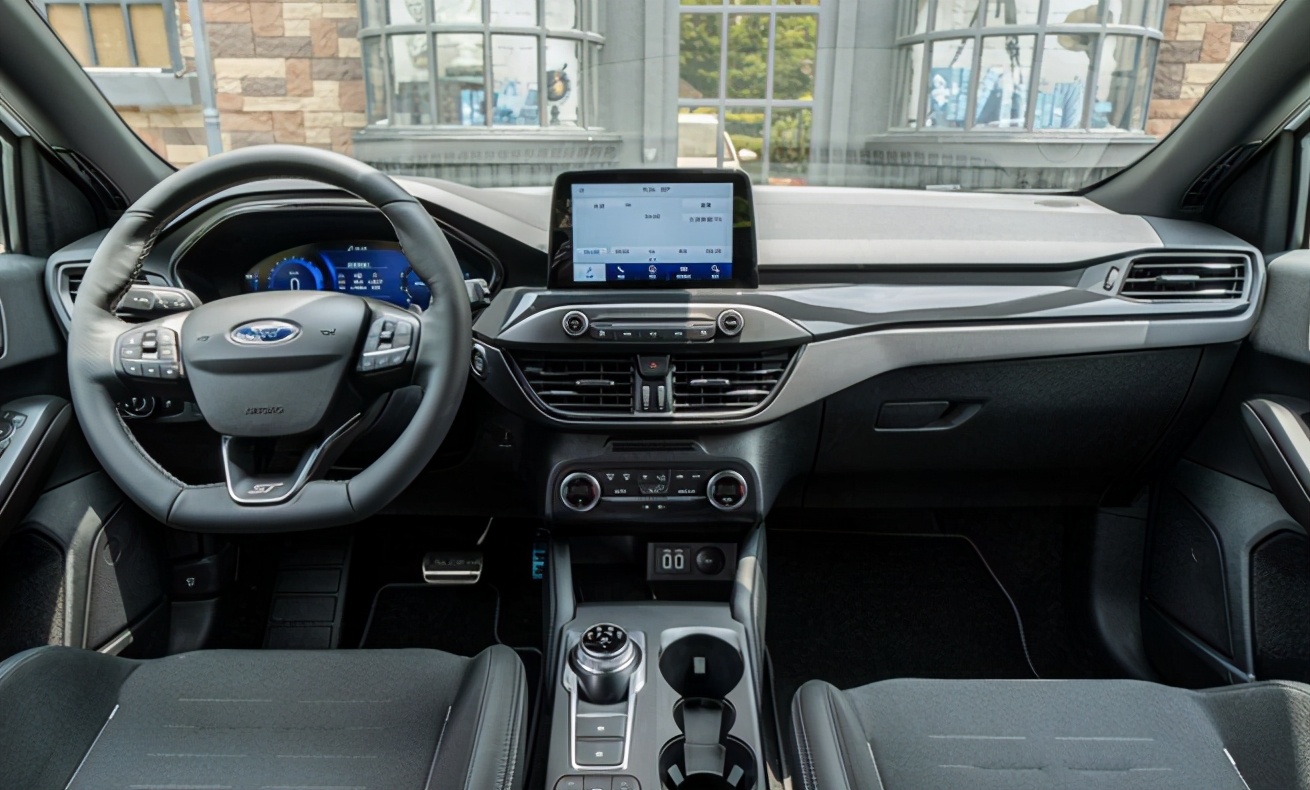 内饰方面,该车与我们熟悉的福克斯其实也并无太大差异,中控台使用了多