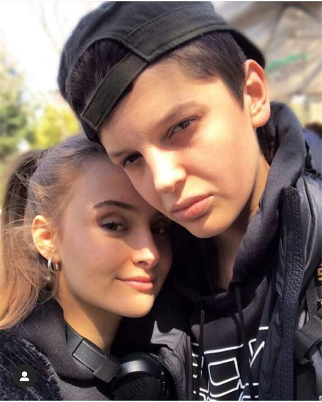 近日,卡拉库尔特在社媒上分享了同女友的甜蜜照片,虽然她女朋友非常