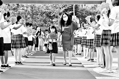 北京小学通州分校一年级新生在校长带领下走进校园 摄影/本报记者 黑建军